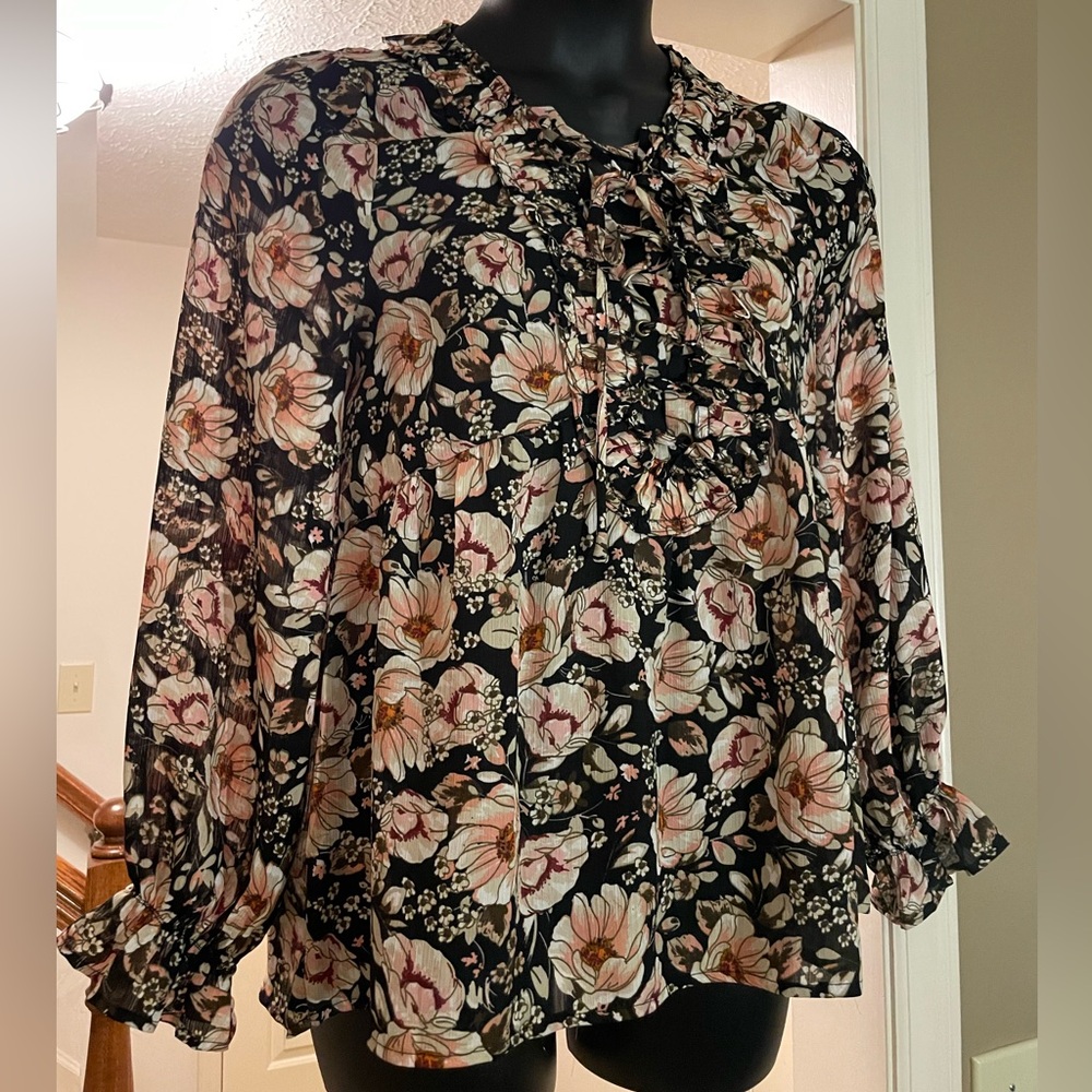 Beautiful Floral Print Blouse - Boutique Size Small